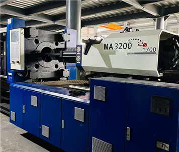 Used injection molding machine